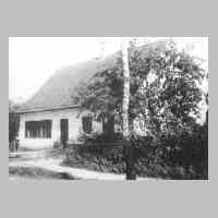 103-0016 Alte Schule mit Schulhof. L. die Wohnung des Lehrers, r. eine Klasse fuer alle Jahrgaenge. Die Schule war 100 Jahre alt und bis 1938 in Betrieb..jpg